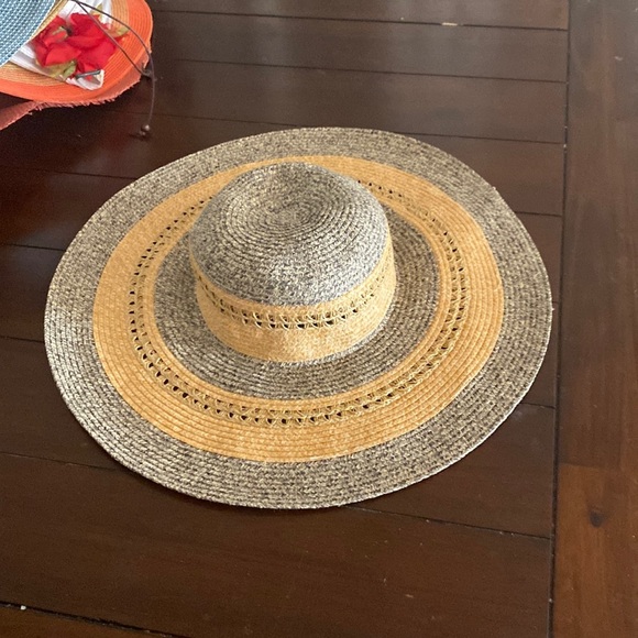 Beautiful grey and yellow straw hat - Picture 1 of 8